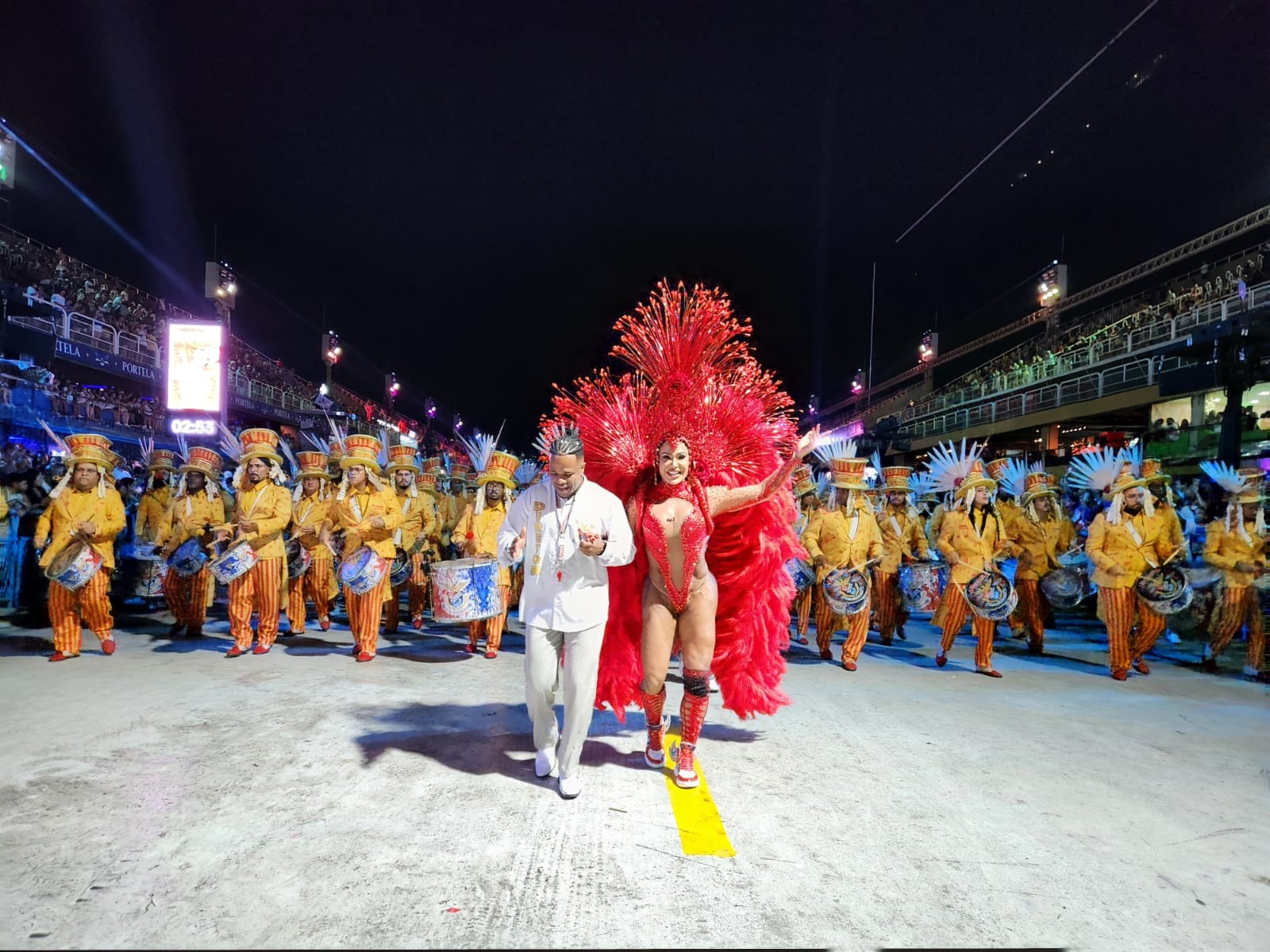 Gracy vai de tênis ao desfile da União da Ilha