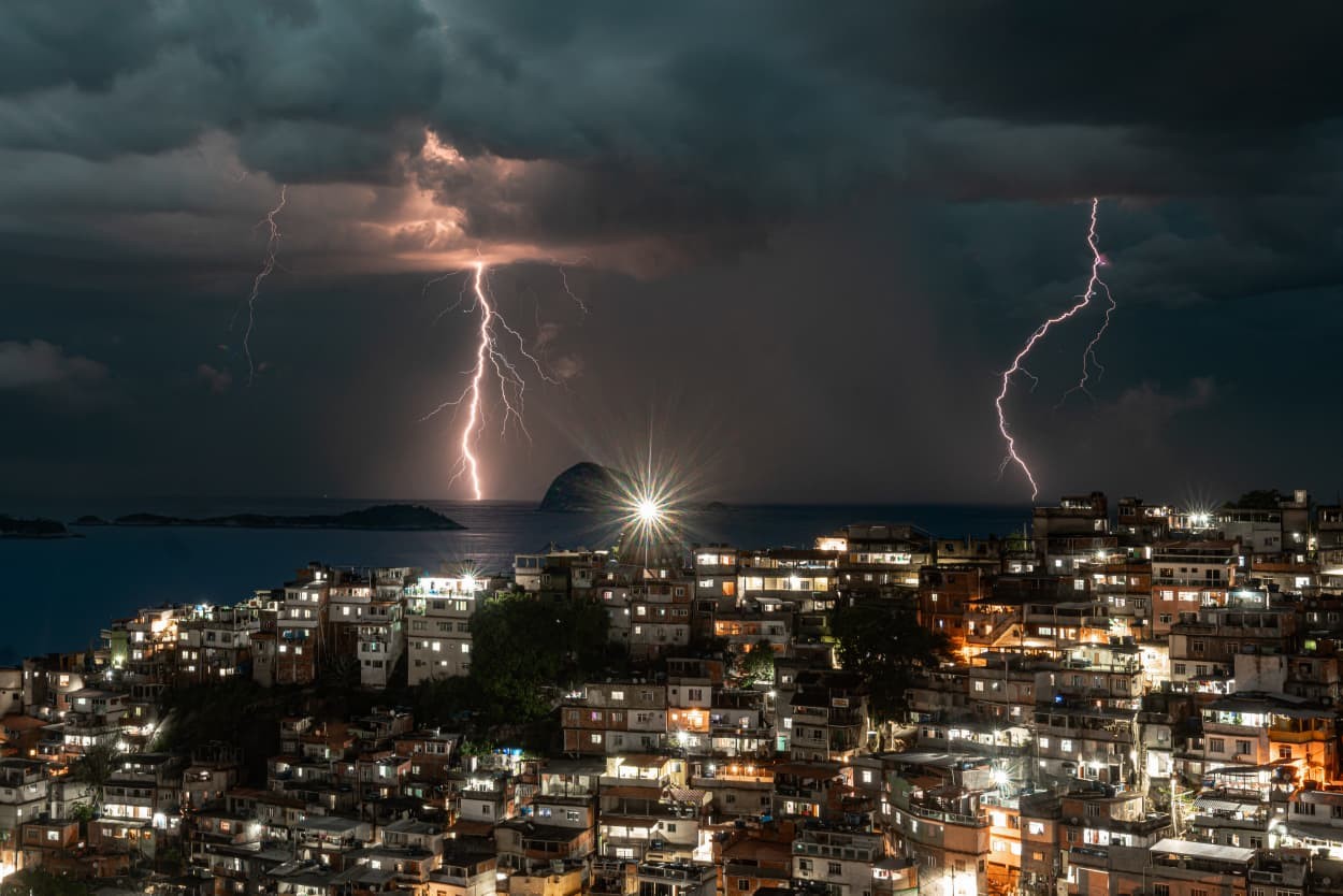 Do Vidigal, fotógrafo clica sequência de raios no mar do Rio; veja imagens