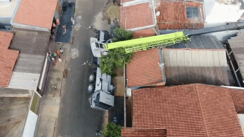 Guindaste tomba em cima de casa durante instalação de piscina em MG