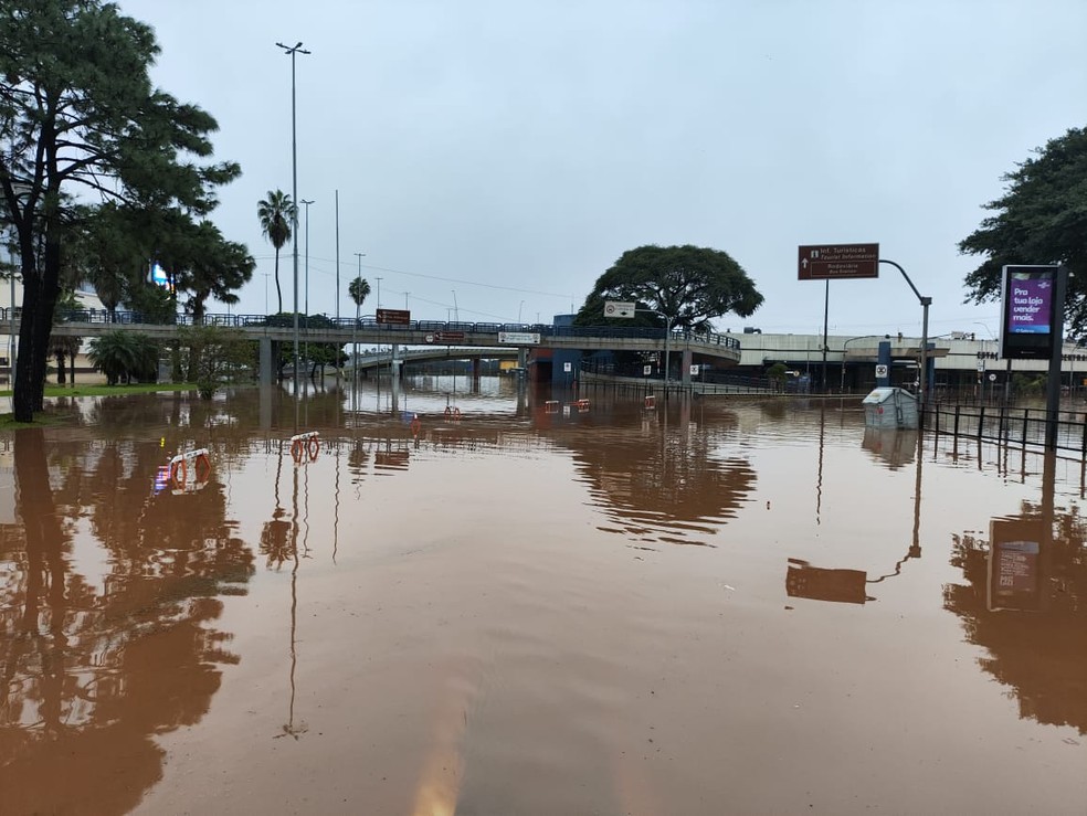 Rodoviária de Porto Alegre ficou totalmente alagada com enchente neste sábado (4) — Foto: Jorge Rosa/Arquivo pessoal