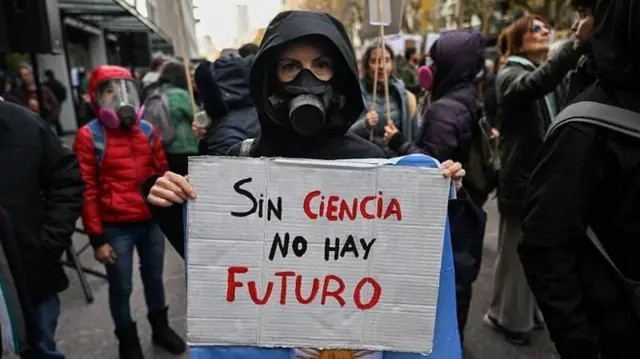 Os 4 grupos que mais perderam com cortes drásticos de Milei na Argentina