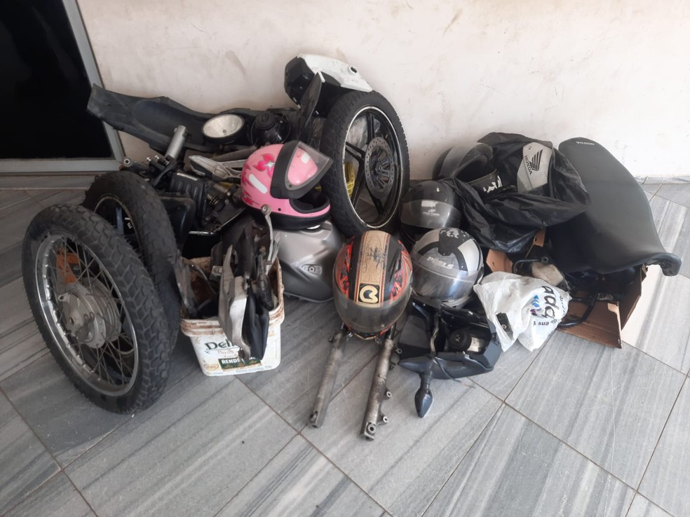 Peças de motos e capacetes apreendidos pela polícia dentro de lanchonete em Mãe Luiza, na Zona Leste de Natal — Foto: Gustavo Brendo/Inter TV Cabugi