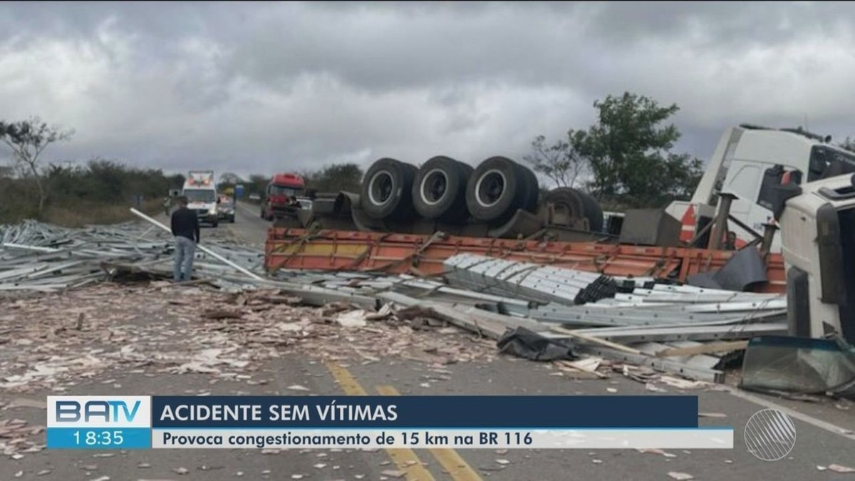 Carreta Que Transportava Estruturas Metálicas Tomba E Provoca Congestionamento De 15 Km Na Br 9881