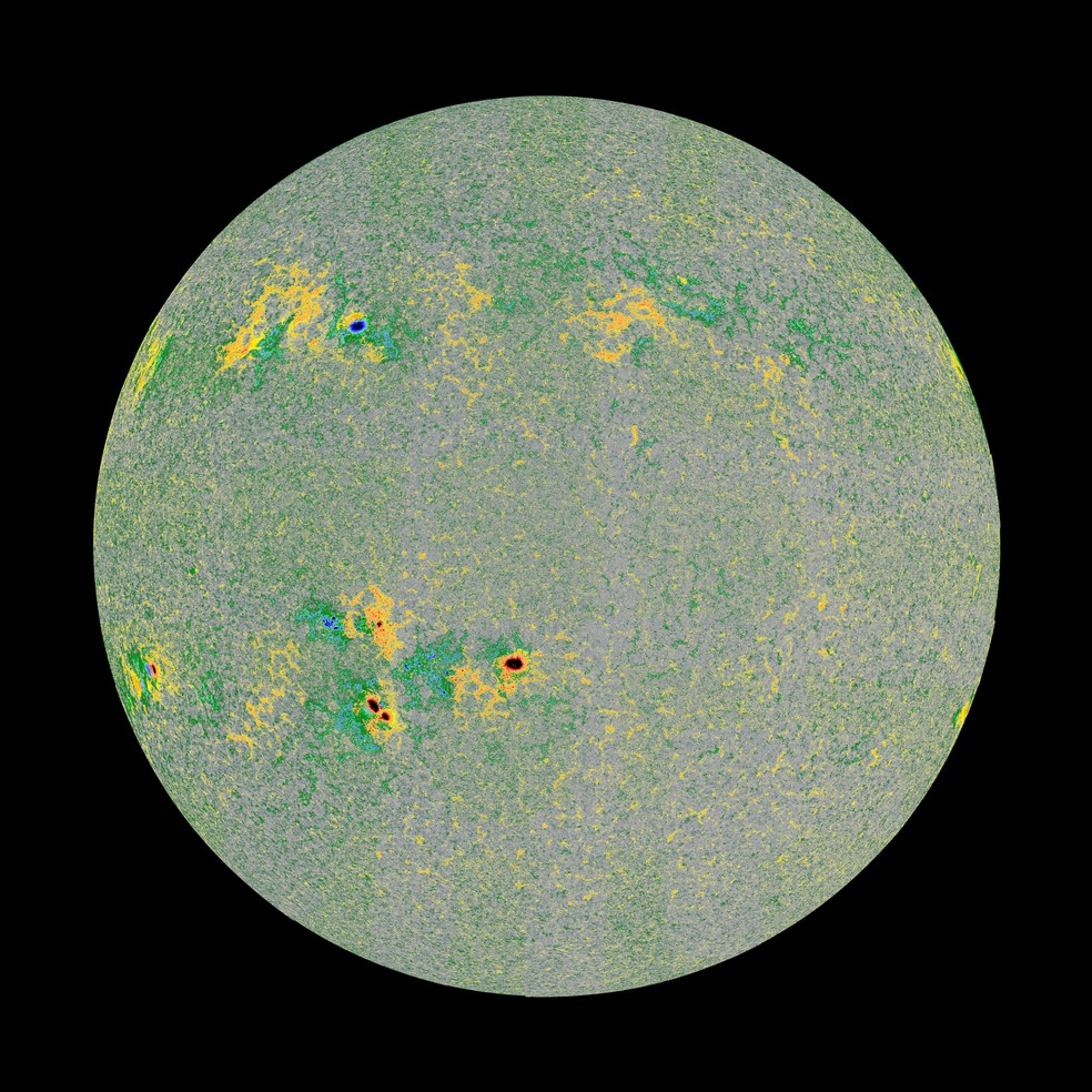 Esta imagem mostra a direção do campo magnético na superfície do Sol, chamada de ‘magnetograma’, capturada por um instrumento a bordo da Solar Orbiter em 22 de março de 2023. — Foto: ESA & NASA/Solar Orbiter/PHI Team