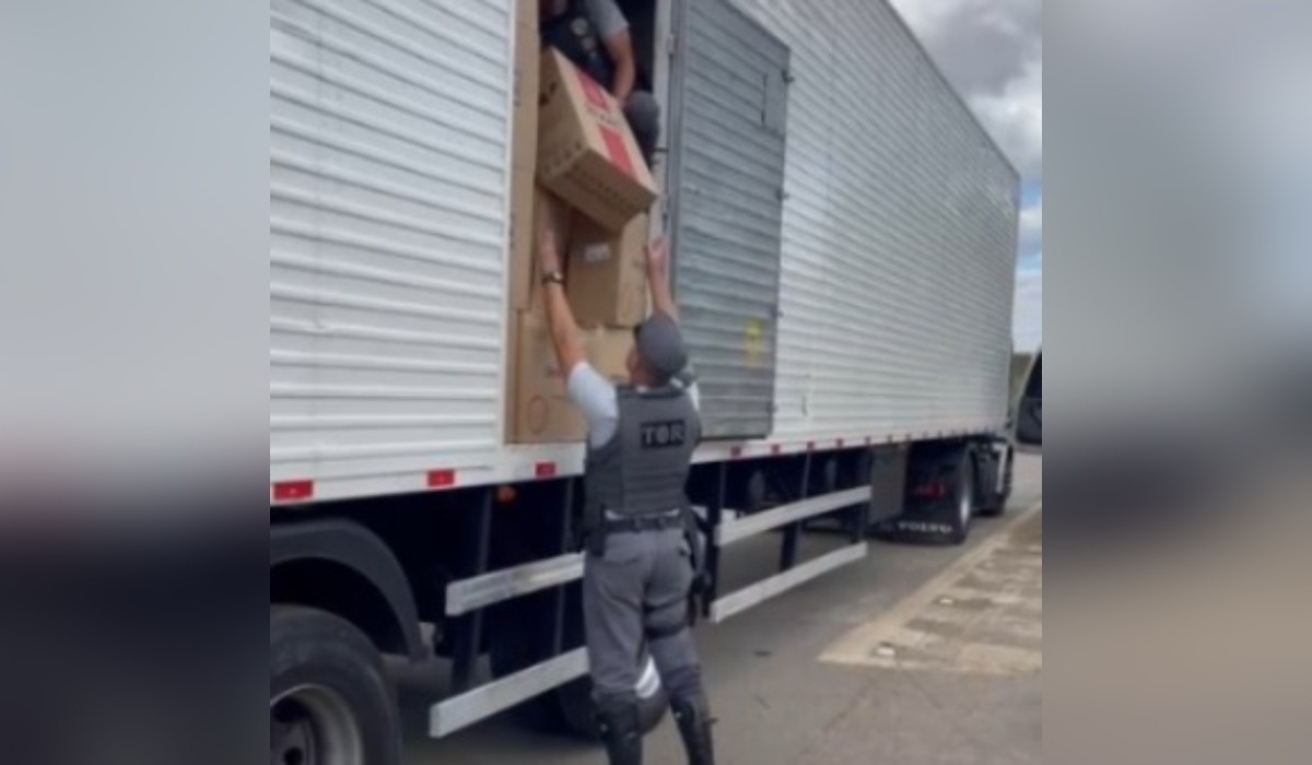 Polícia Rodoviária apreende 300 mil maços de cigarros contrabandeados na Raposo Tavares em Angatuba 