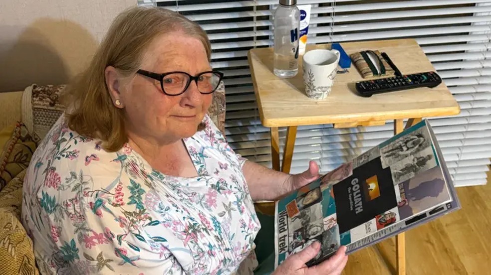 Angela Bushby manteve álbuns de recortes que registram a trajetória de Karl — Foto: Kevin Shoesmith/BBC News