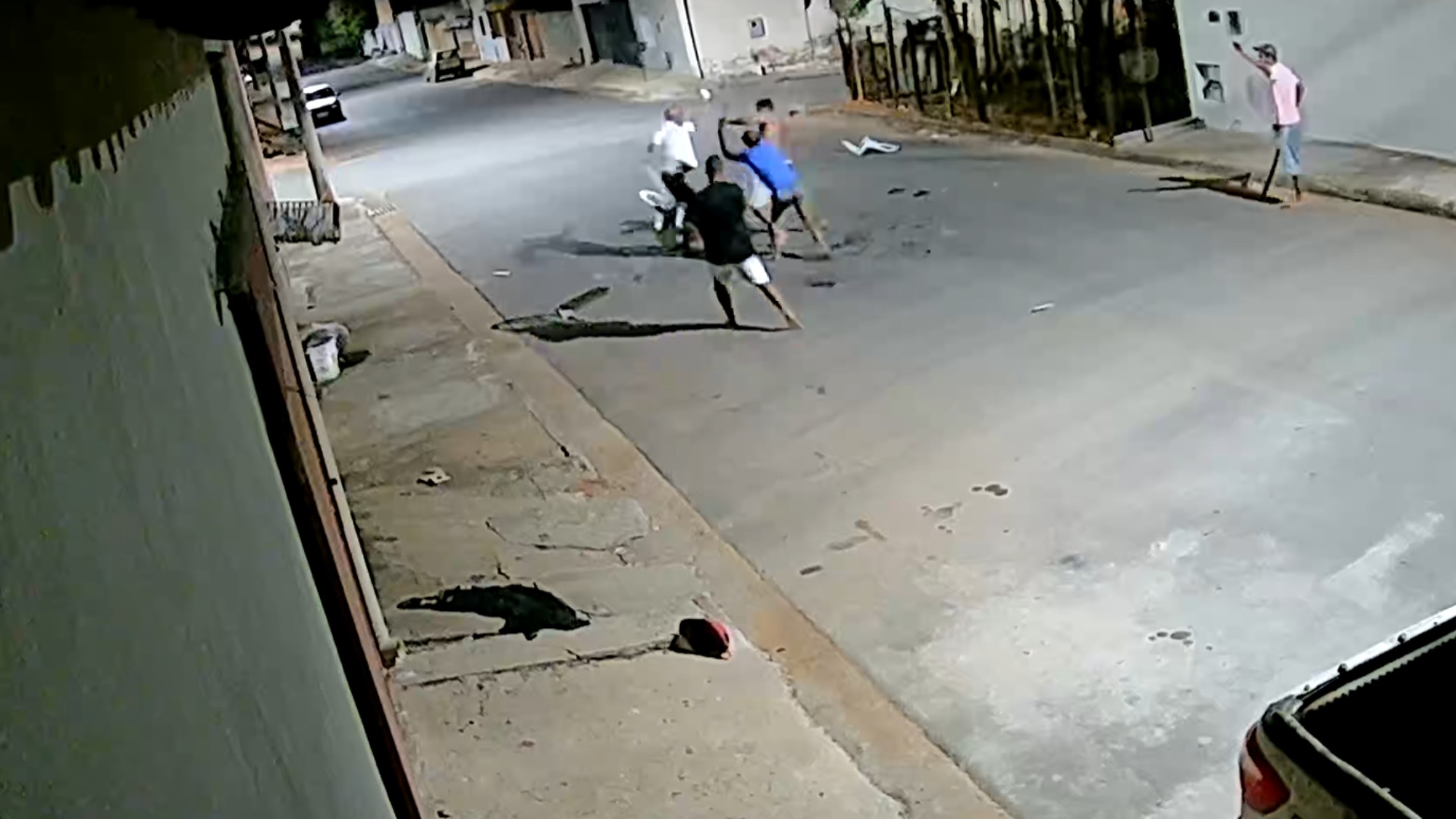 VÍDEO: Ex-funcionário cobra diária na casa de patrão e fica em estado grave após levar enxadada na cabeça em MG