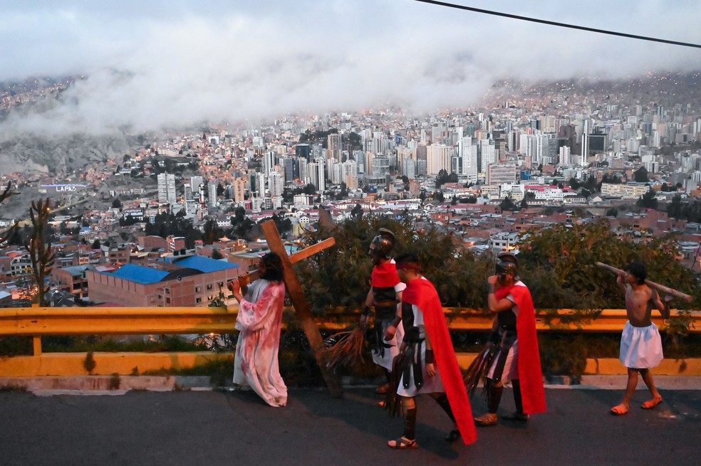 Via-Sacra em La Paz, na Bolívia, nesta sexta-feira (3) — Foto: Claudia Morales/Reuters