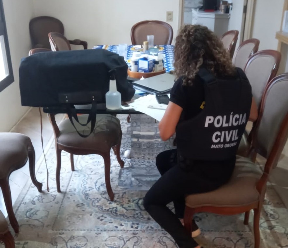 Polícia Civil de MT durante o cumprimento de mandados na operação Barril Vazio — Foto: Polícia Civil