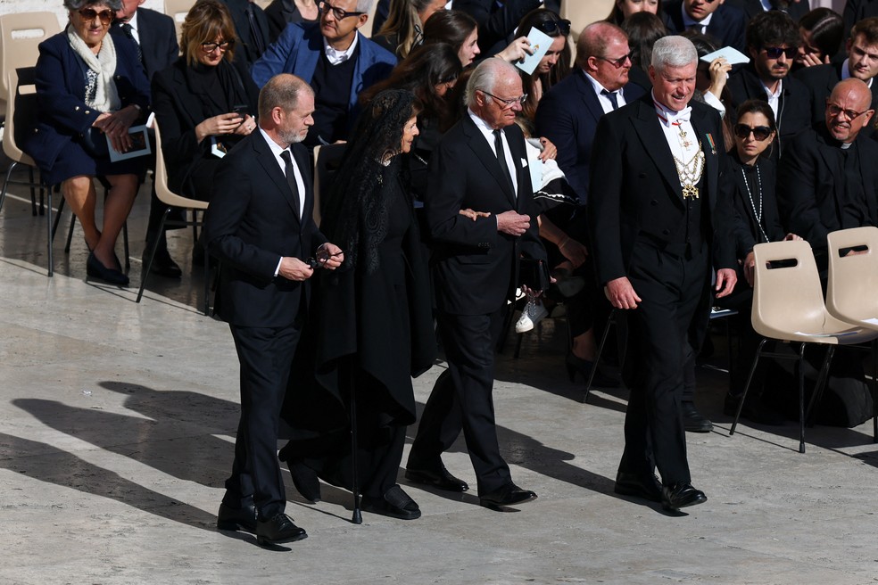 Rei Carl XVI Gustaf e a rainha Silvia, da Suécia, chegam à missa de funderal do papa Francisco — Foto: REUTERS/Kai Pfaffenbach