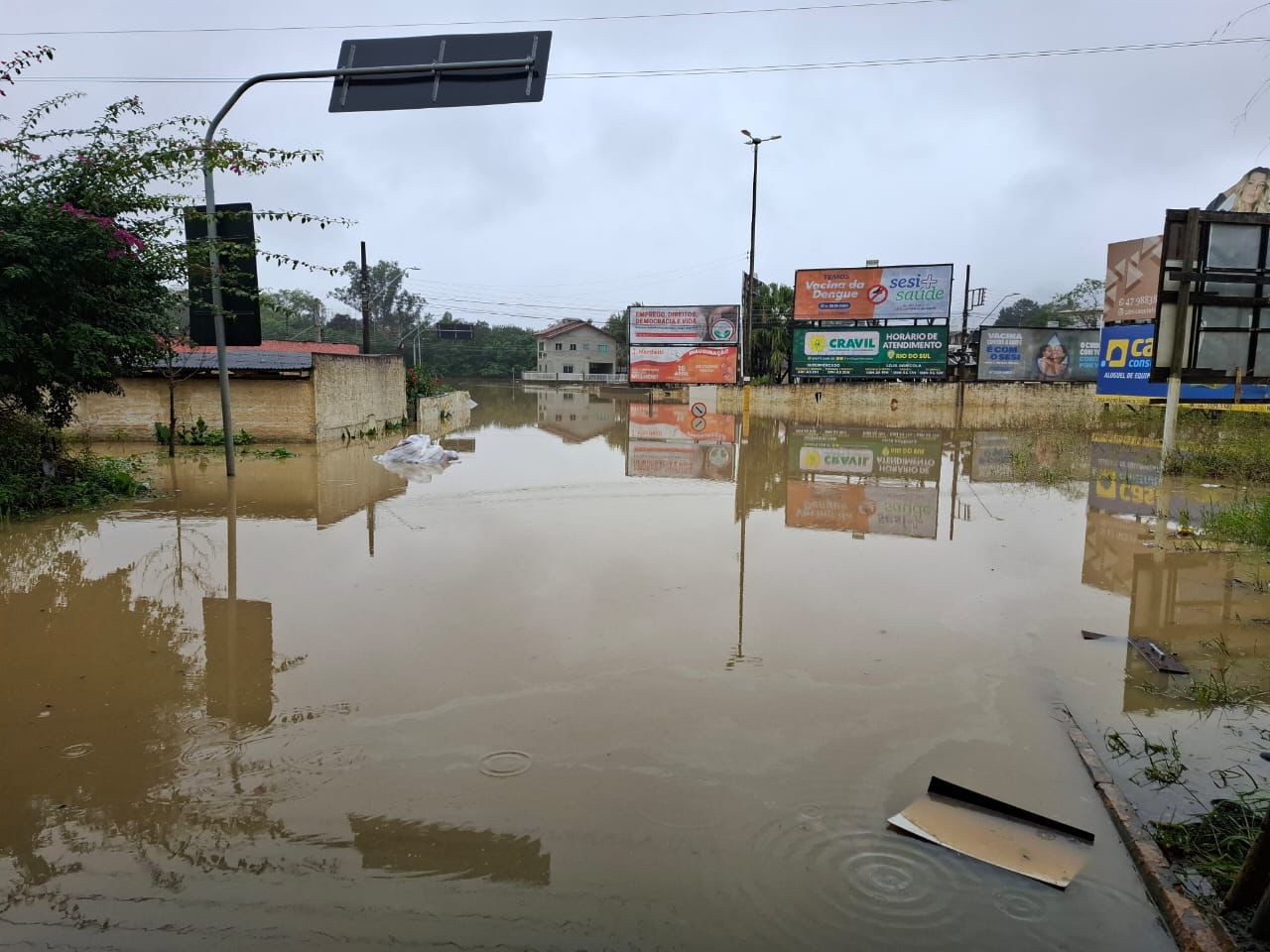 SC tem 24 cidades afetadas por chuva, mais de 600 desabrigados e uma pessoa desaparecida