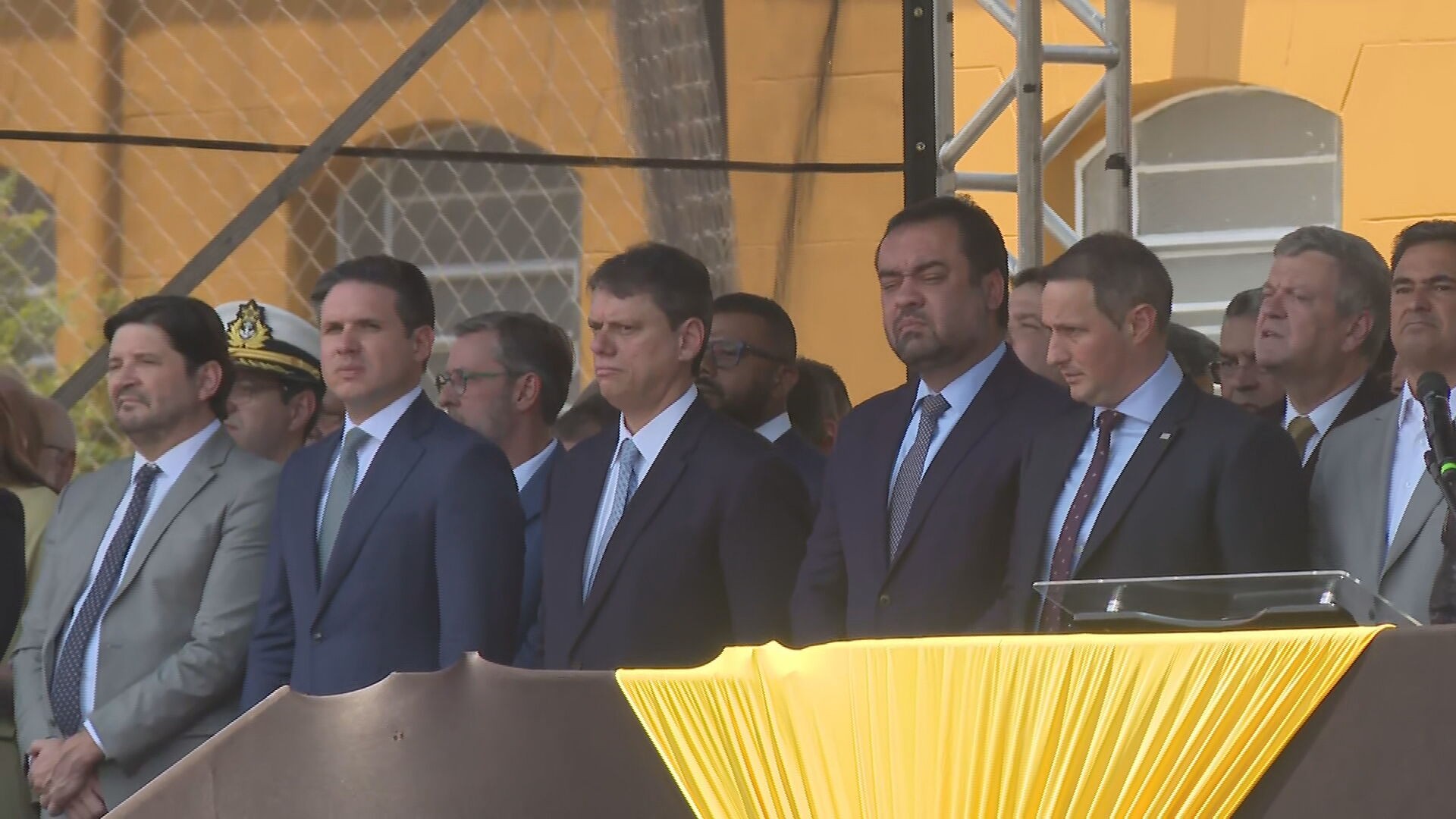 Um mês após megaoperação no Rio que deixou 122 mortos, Claudio Castro recebe homenagem da Rota em SP