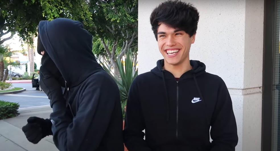 Youtubers Alan e Alex Stokes em vídeo em que 'trollam' pessoas fingindo serem ladrões — Foto: Reprodução