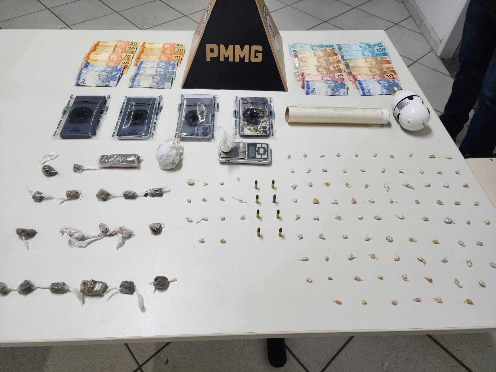 Com ajuda de cadela farejadora, polícia encontra drogas enterradas em quintal de casa, em Governador Valadares