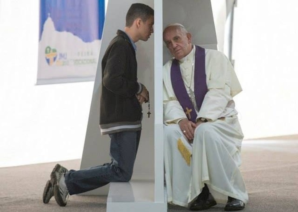 Momento da confissão de Marco Antônio Luz de Amorim com Papa Francisco, em julho de 2013. — Foto: Reprodução