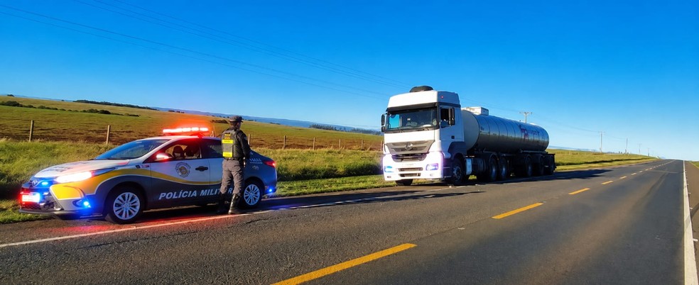 Caminhoneiro embriagado é preso após dirigir na contramão em Itapeva (SP) — Foto: Polícia Rodoviária/Divulgação