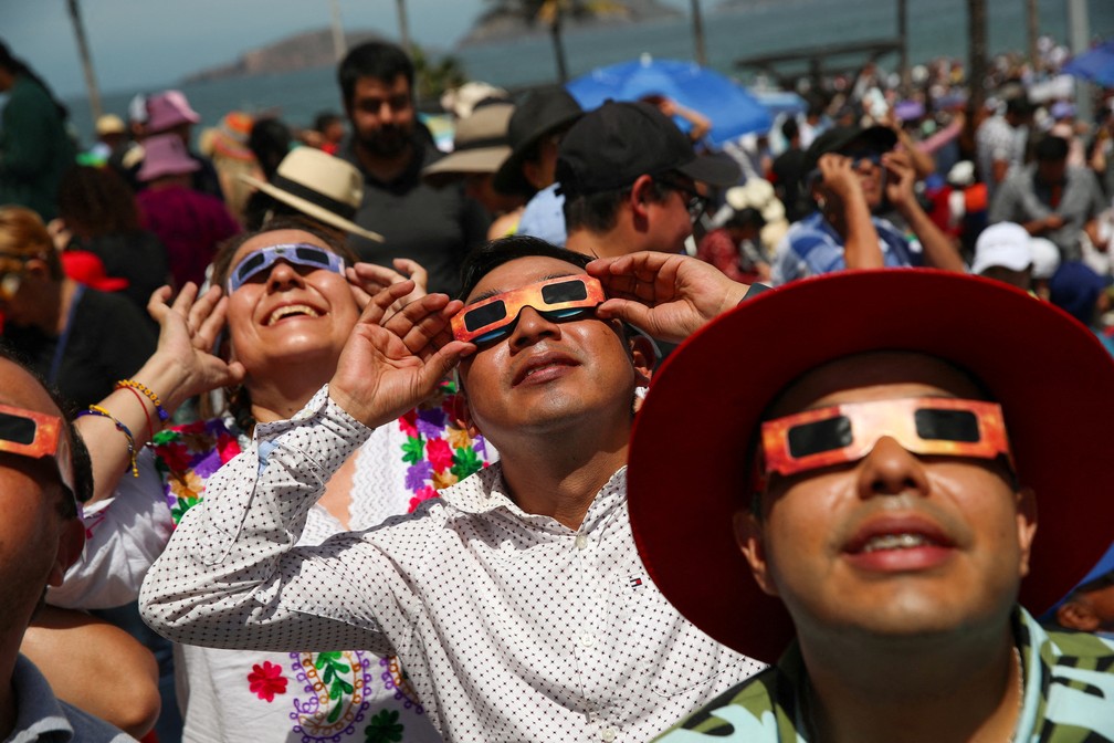 Eclipse solar desta segunda-feira (8) é observado no México. — Foto: Henry Romero/Reuters