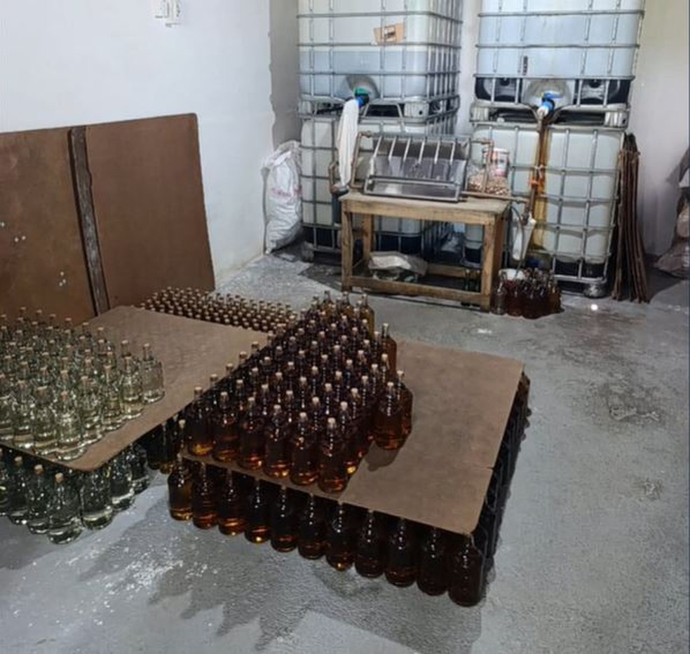 Local onde bebidas que estariam sendo adulteradas com metanol foram apreendidas, em Alagoa Nova, na Paraba  Foto: TV Cabo Branco/Reproduo