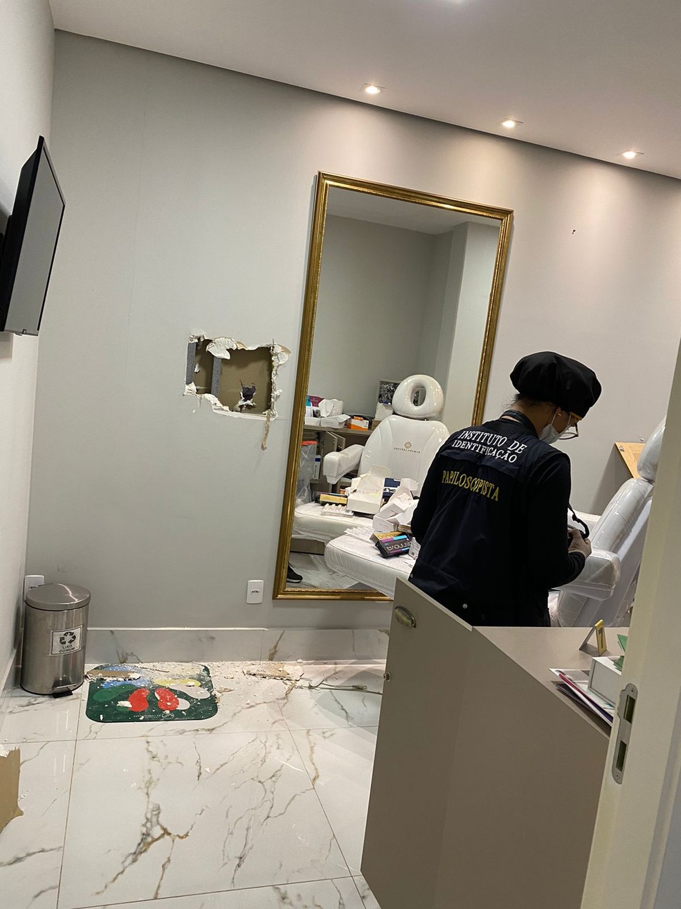 Peritos estiveram no local dos furtos — Foto: Divulgação