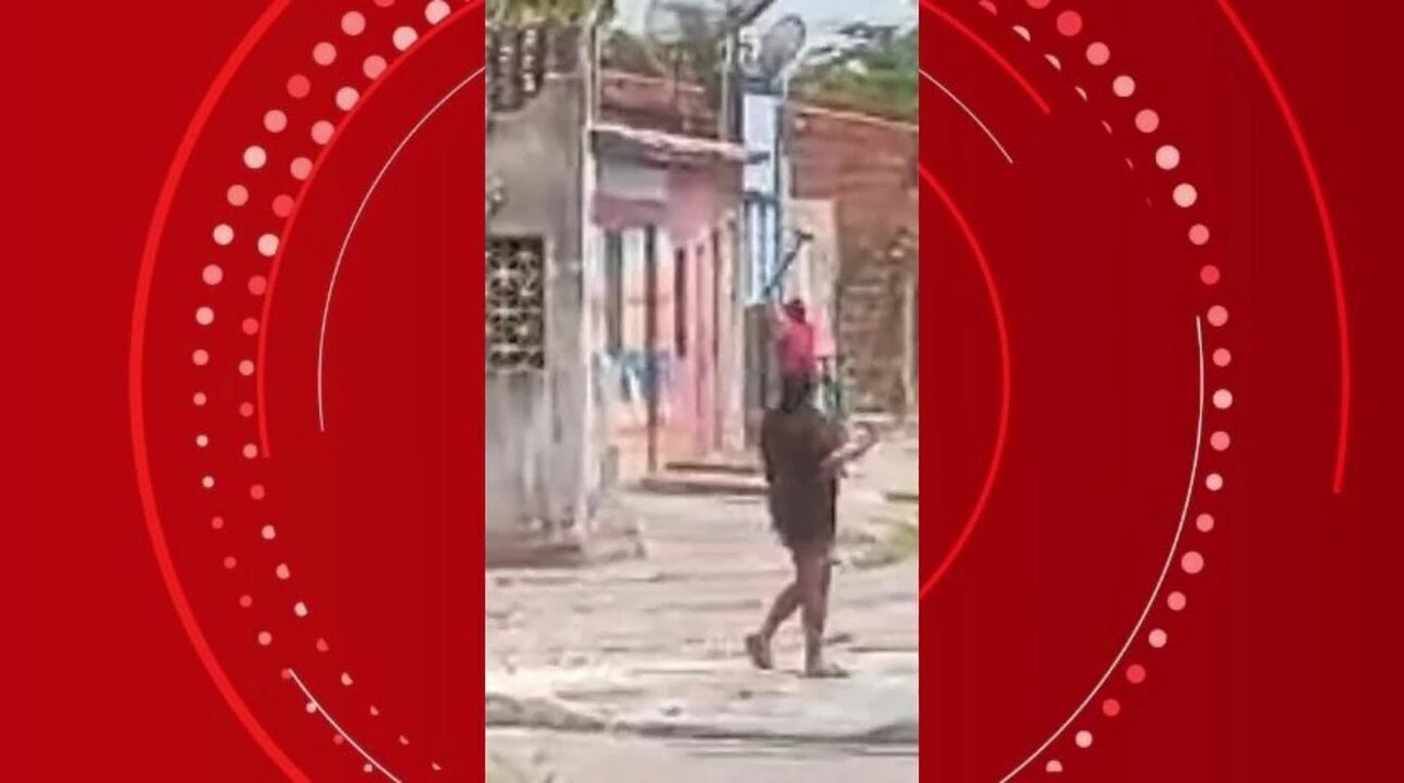 VÍDEO mostra adolescente sendo morto enquanto tentava arrombar porta com machado em Murici, AL