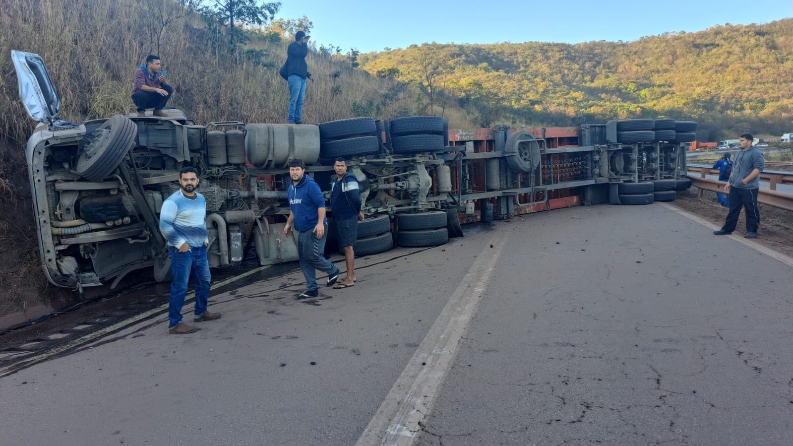 Motorista fica preso às ferragens após caminhão tombar na Fernão Dias, em Igarapé