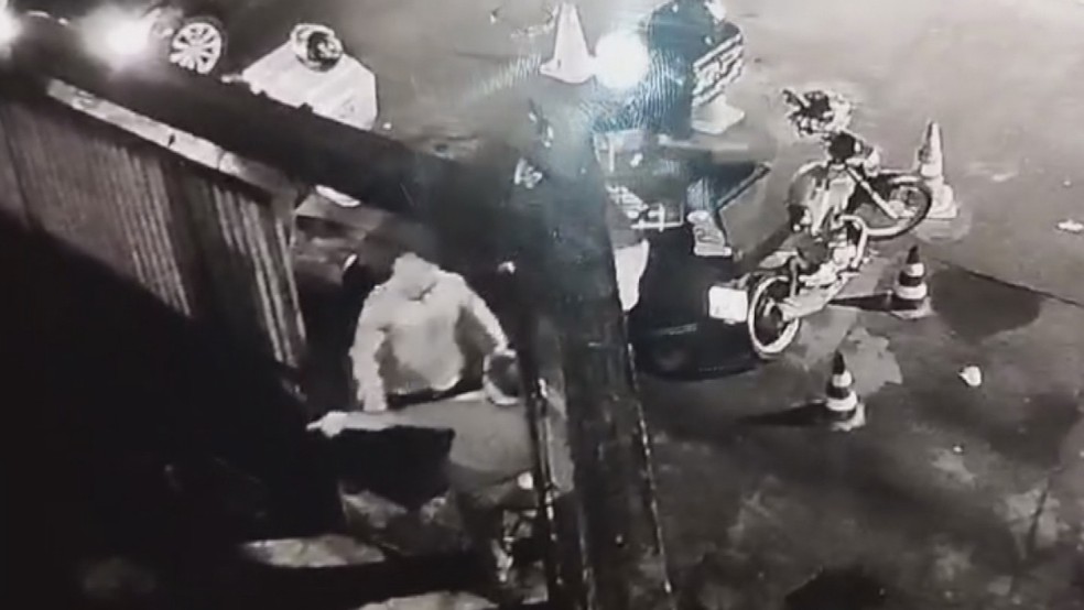 Vídeo mostra discussão antes de dono de lanchonete de Curitiba ser empurrado por motoboy, bater a cabeça no chão e morrer — Foto: PCPR