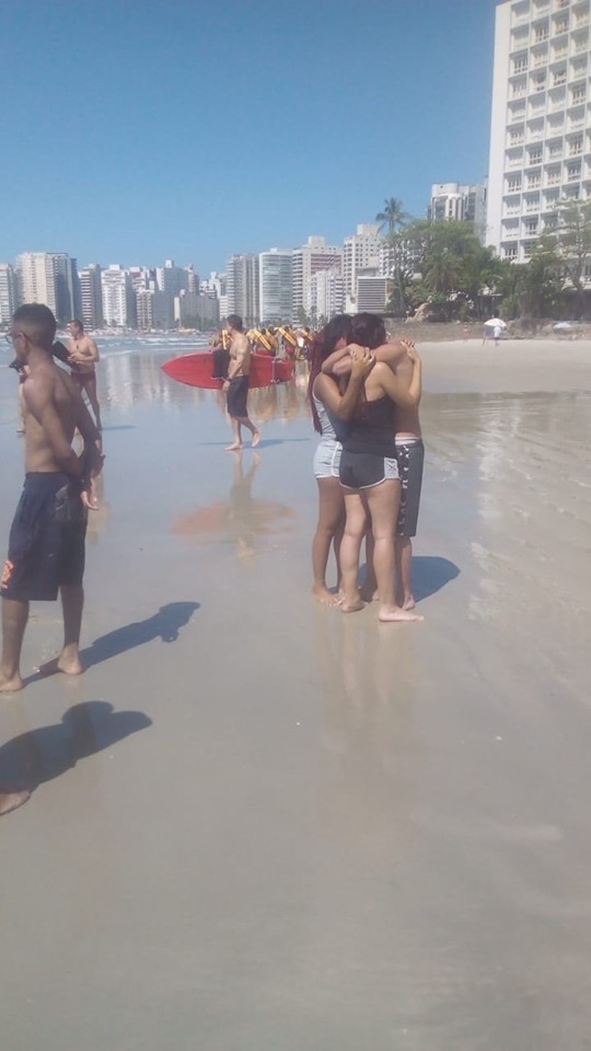 Turista desaparece após entrar no mar na Praia de Pitangueiras em Guarujá, SP | Santos e Região | G1