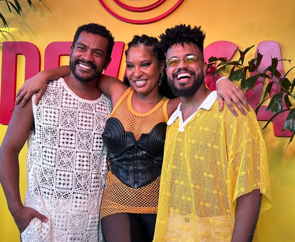 O ator Samuel de Assis, a cantora Larissa Luz e o jornalista Raoni Oliveira em um camarote do Festival de Verão 2024 — Foto: Lucas Mascarenhas/IBahia