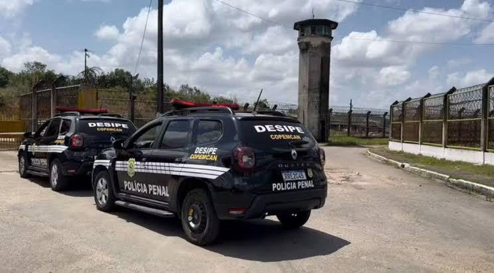 Advogado é preso tentando entrar no presídio de São Cristóvão com quatro celulares
