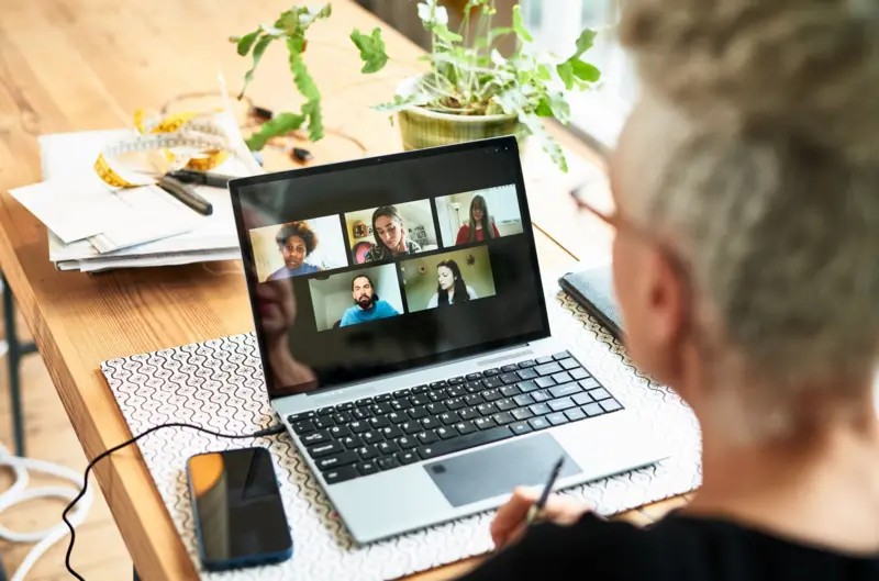 Cliques, tempo em reunião e monitoramento de tela ao vivo: os programas que vigiam funcionários em home office
