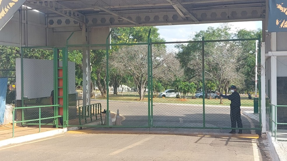 Zoológico de Brasília é fechado após suspeita de gripe aviária em animais silvestes. — Foto: Raquel Lima/g1