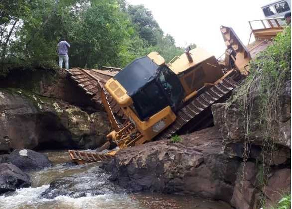 Ponte desaba durante travessia de caminhão no interior de Tenente Portela Rio Grande do Sul G1