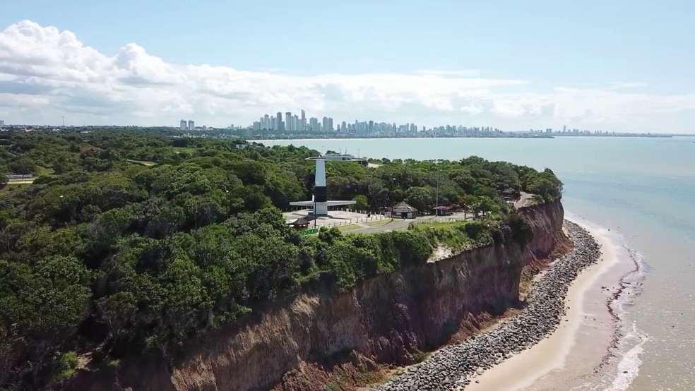 Rochas foram colocadas no sop da barreira do Cabo Branco, em Joo Pessoa  Foto: Reproduo/TV Cabo Branco