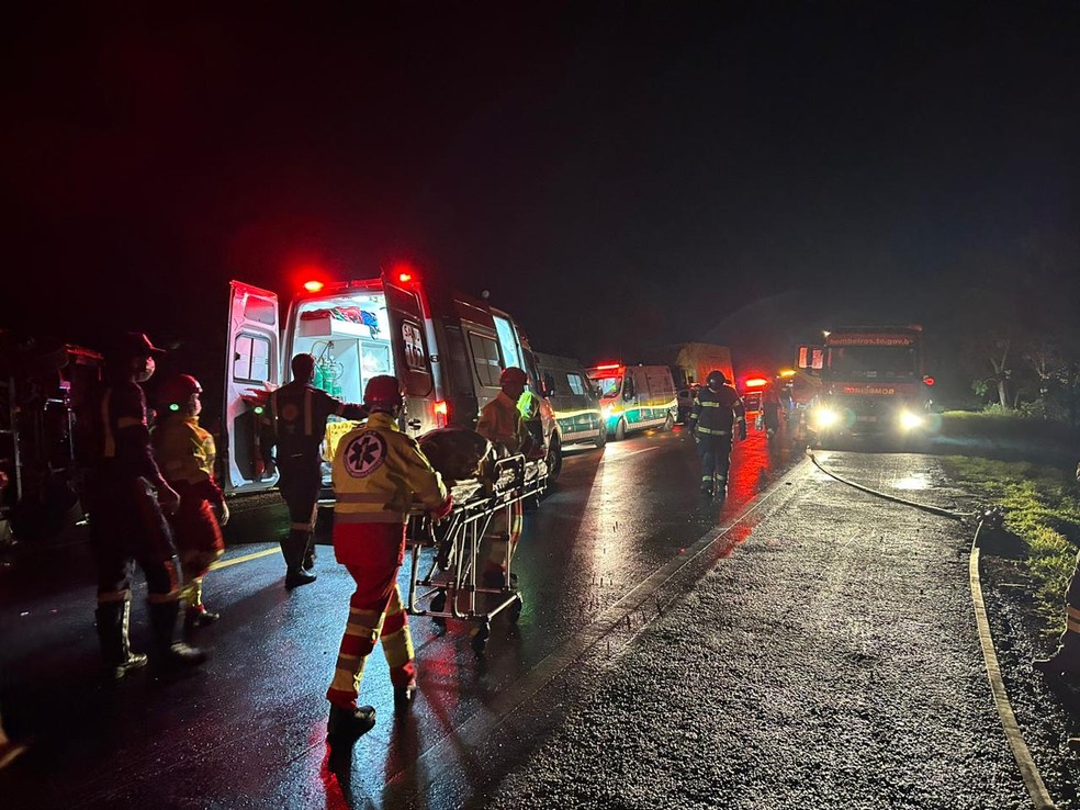 Bombeiros e Samu socorrem vítimas de acidente na BR-153  Foto: Divulgação/Bombeiros