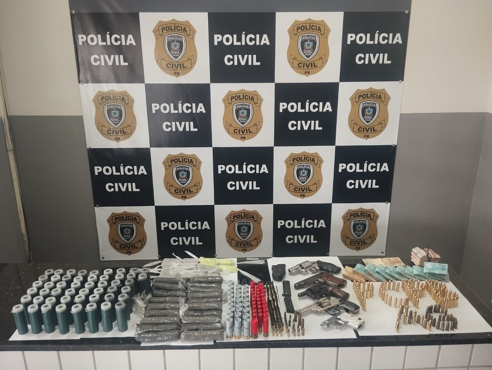 Homem é preso com armas, munições e mais de R$ 11 mil durante operação que fecha ponto ilegal em Alagoa Grande, na PB
