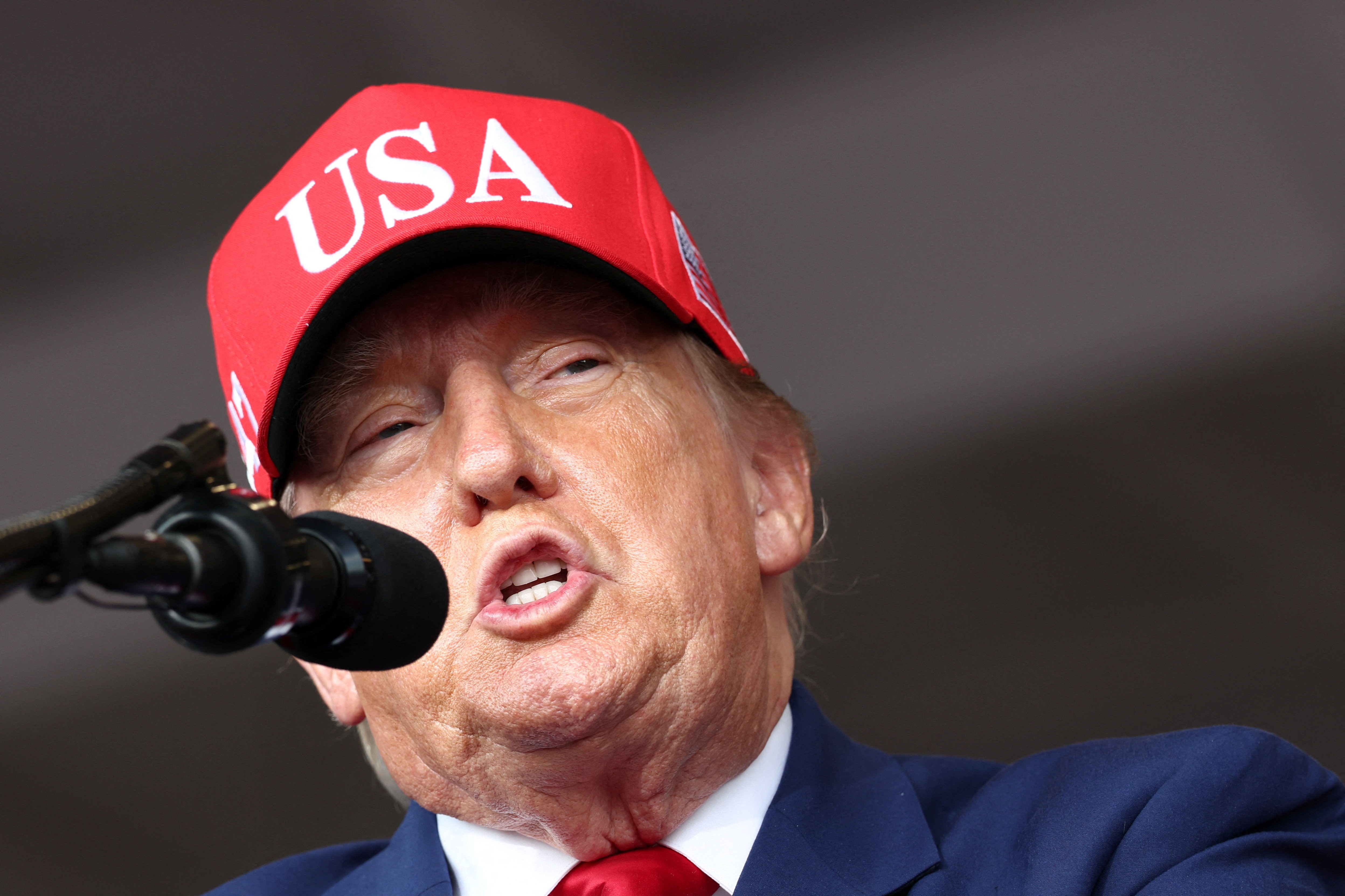 Trump diz que a França 'está em chamas' e 'destruída' pela imigração