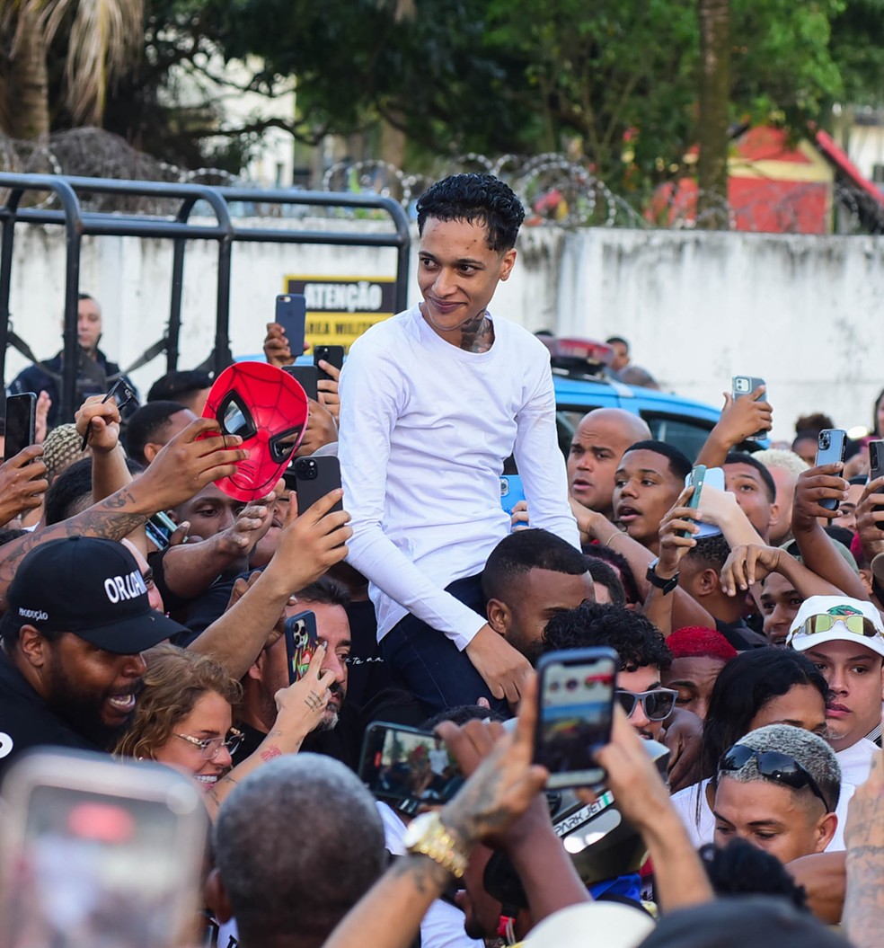 Oruam deixa a prisão e sorri para fãs — Foto: Webert Belicio / Agnews