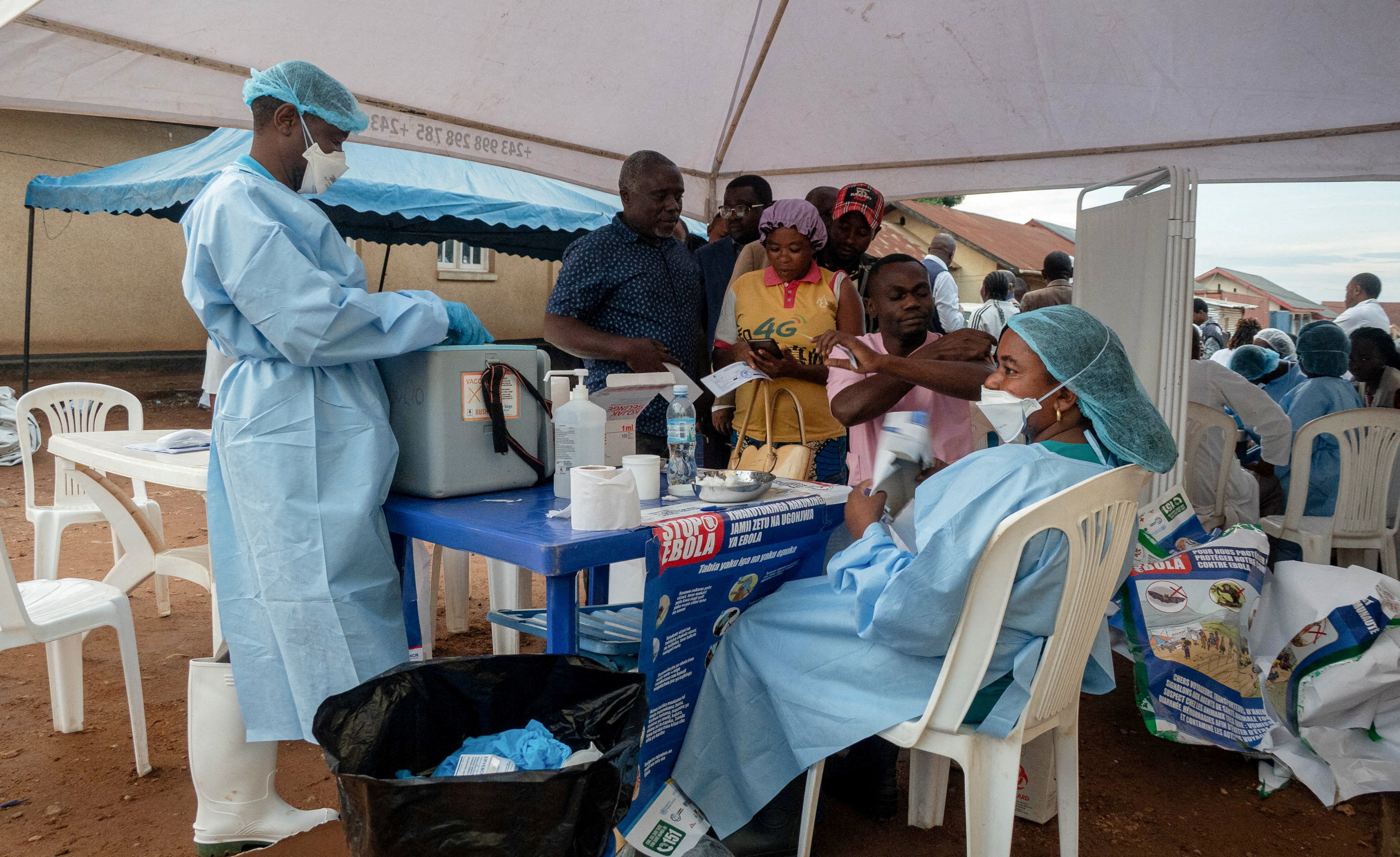 Em destaque: Manifestantes matam enfermeiro que tratava pacientes com Ebola no Congo