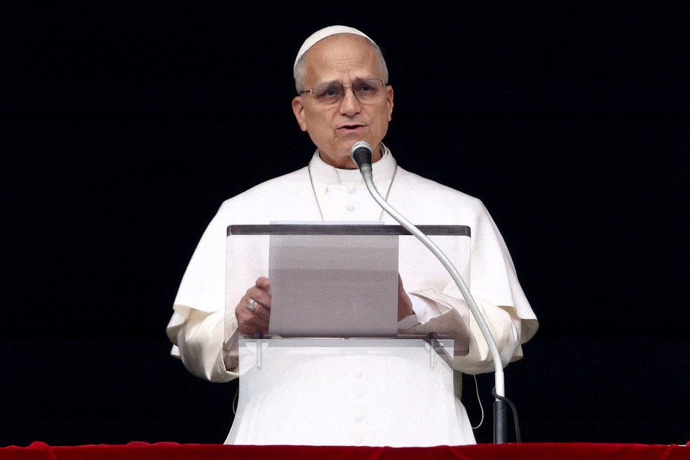 Papa Leão XIV lidera a oração do Angelus da janela do Palácio Apostólico no Vaticano — Foto: REUTERS/Guglielmo Mangiapane/Foto de arquivo