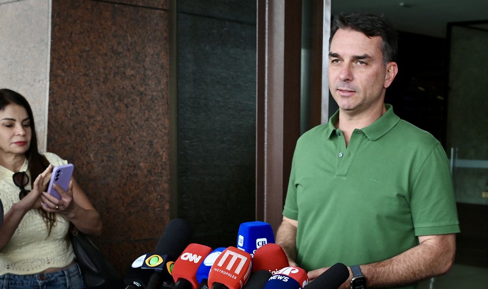 Senador Flávio Bolsonaro concede entrevista após participar de culto em Brasília — Foto: Evaristo Sá/AFP