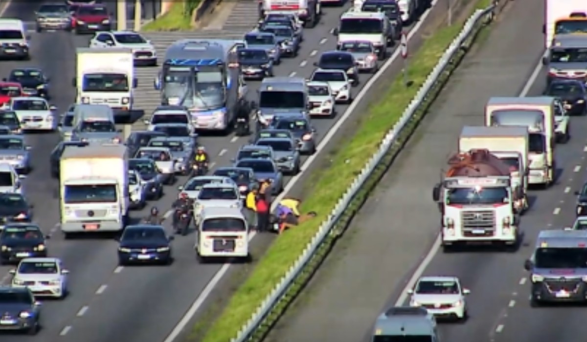 Batida entre moto e kombi provoca congestionamento na rodovia Dom Pedro, em Campinas 