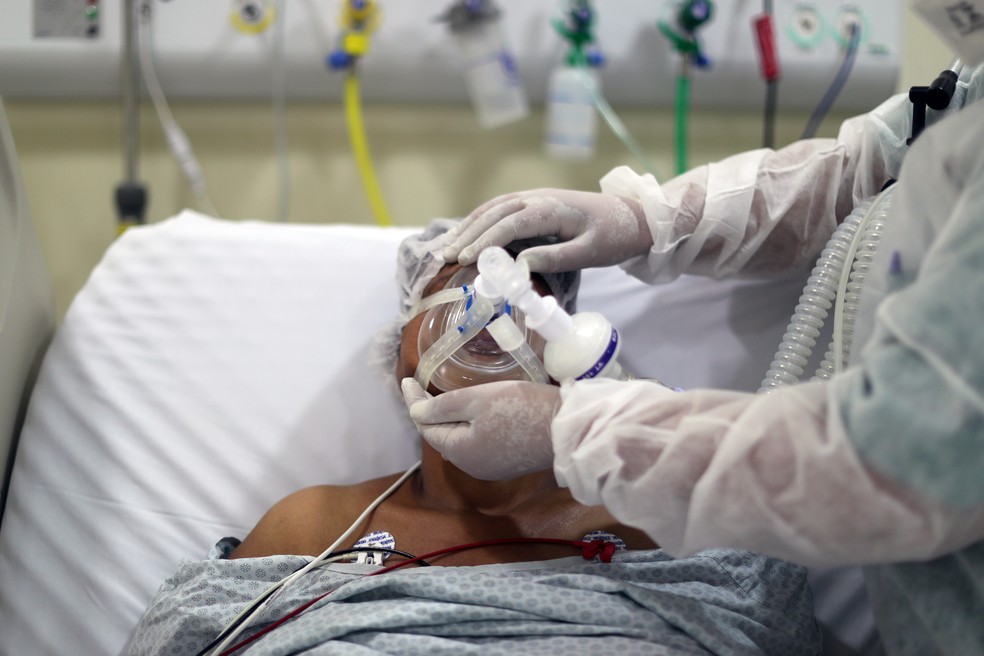 Homem em atendimento médico para quadro grave da Covid-19 em UTI  — Foto: Amanda Perobelli/Reuters