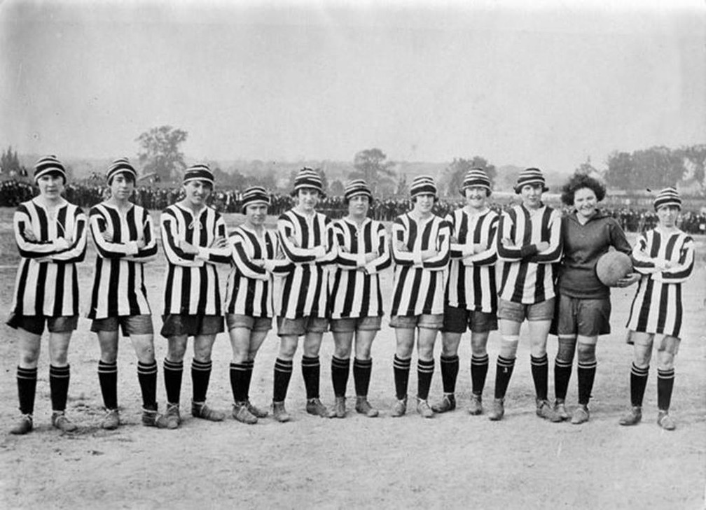 O time Dick, Kerr's Ladies em foto de 1922 — Foto: GETTY IMAGES