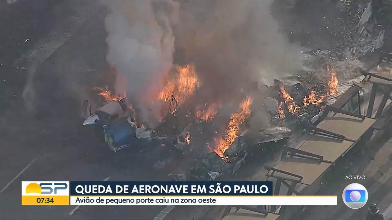 Avião de pequeno porte cai em avenida na Barra Funda, Zona Oeste de São Paulo