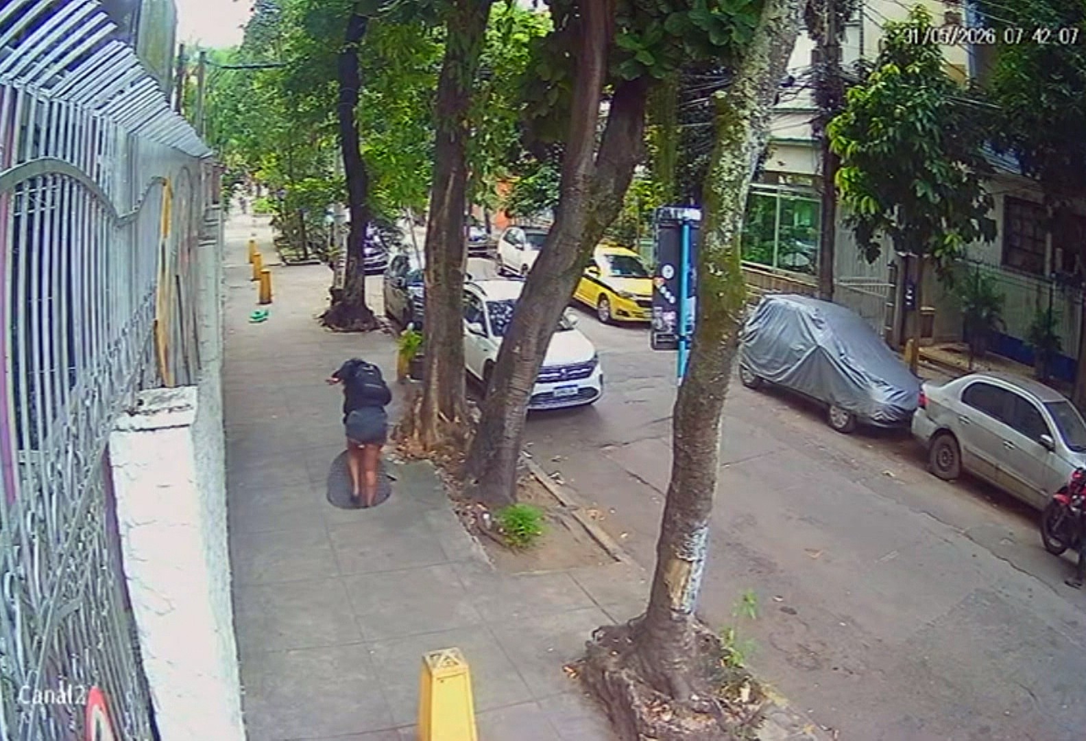 Mulher que caiu em bueiro ainda foi atingida pela tampa na cabeça: ‘Pensei que eu ia morrer’