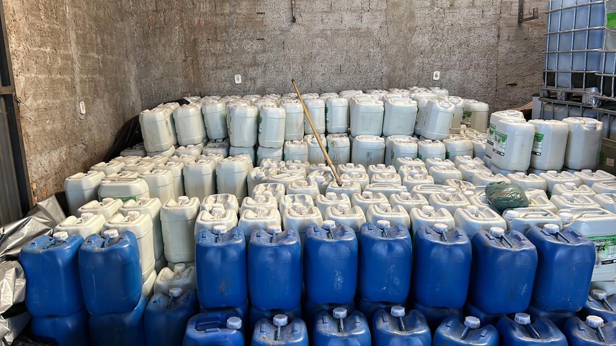 mais-de-14-5-mil-litros-de-defensivos-agr-colas-s-o-apreendidos-por