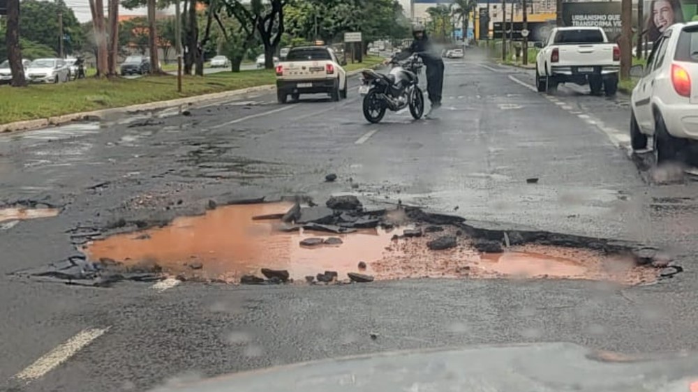 Uberlândia tem alagamentos, buraco aberto em avenida e carro amarrado para não ser arrastado durante temporal