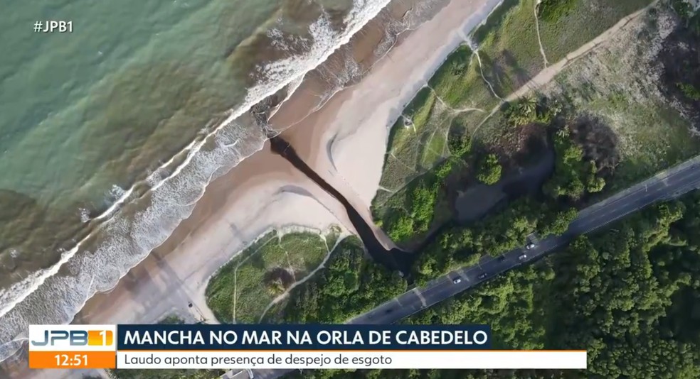 Vista rea do limite entre Joo Pessoa e Cabelo exibe mancha no mar  Foto: Reproduo TV Cabo Branco