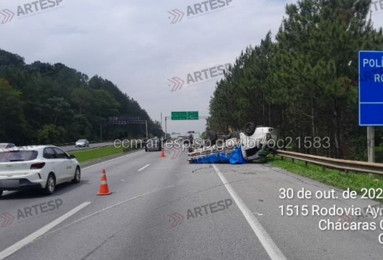 Caminhão capota após pneu estourar na rodovia Ayrton Senna, em Guararema