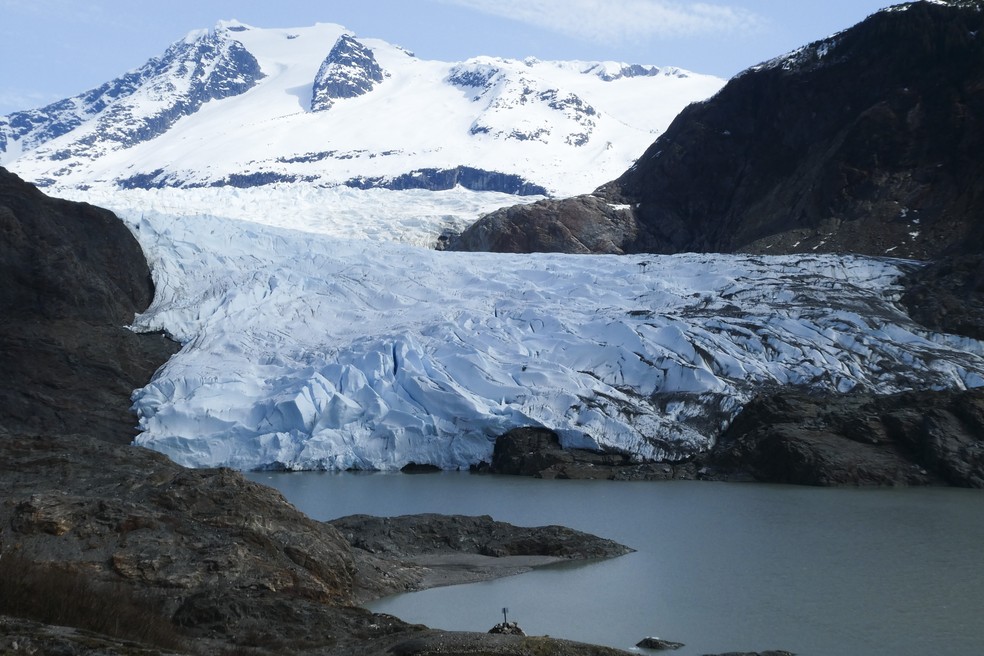 Geleira Mendenhall, no Alasca, em 21 de abril de 2024. — Foto: Becky Bohrer/AP Photo